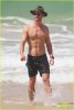 chris-hemsworth-shirtless-byron-bay-03.jpg